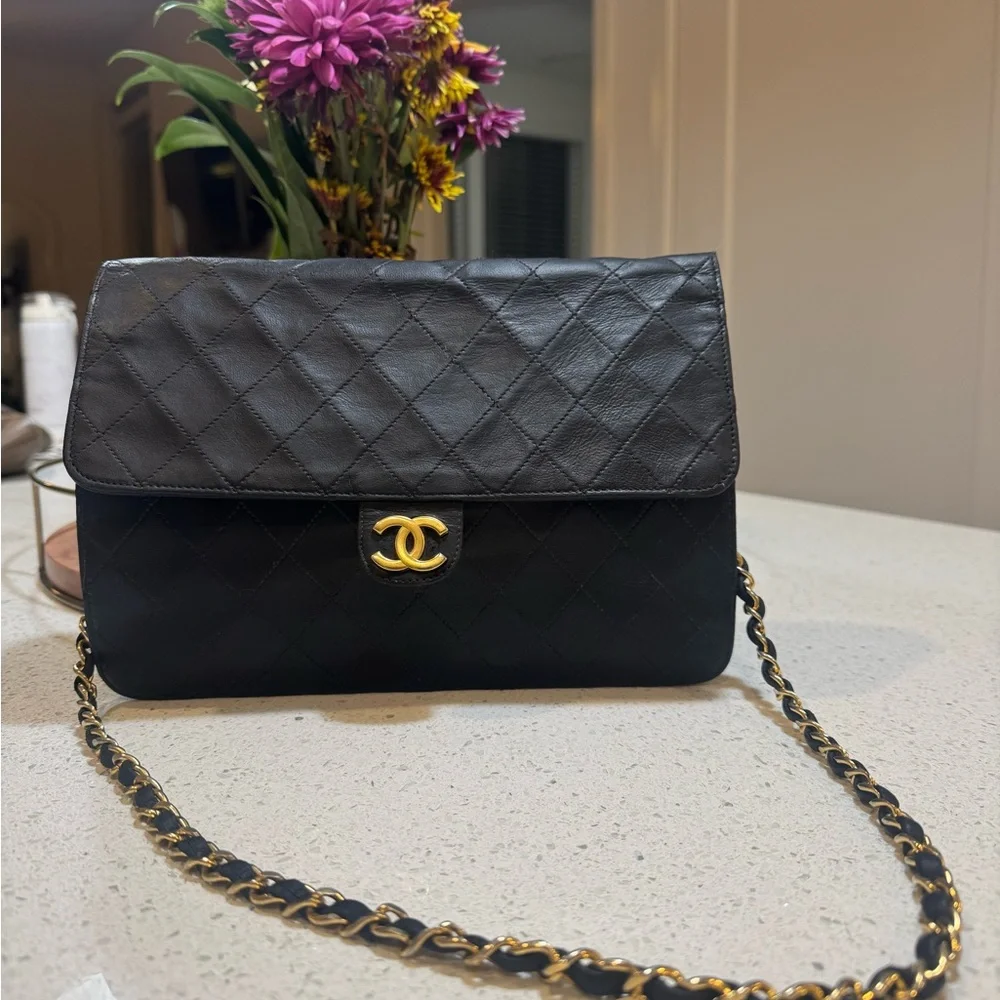 🛑 SOLD 🛑 Chanel Vintage Black Quilted Flap Shoulder Bag – Gold Chain Strap - Picture 1 of 17